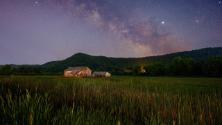 Barn night sky stars mountains - a mountain range in the distance free wallpaper