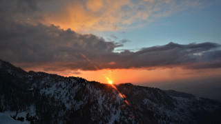 Sunset mountain clouds snow sun - a sunset over a mountain free wallpaper