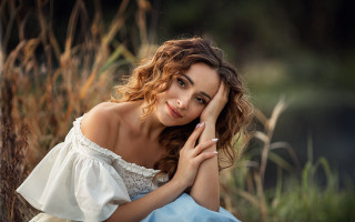 Woman field blurry portrait daphne - her cheek free wallpaper