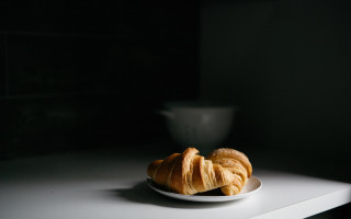 Croissants bowl water dark room - a bowl of water free wallpaper
