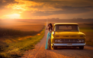 Woman dress yellow truck sunset - cinematic photography free wallpaper