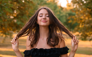 Woman longhair park christmas blurry - a park free wallpaper for desktop