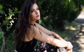 Woman bench park blurry nature - photoshoot free wallpaper