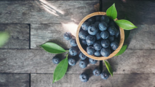 Wooden bowl blueberries wood table - berry free wallpaper