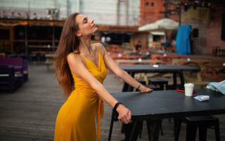 Yellow dress woman coffee table - artur tarnowski free wallpaper