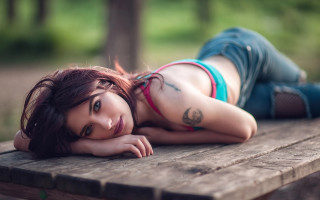 Elina karimova tattoo portrait blurry - a wooden table free wallpaper for desktop
