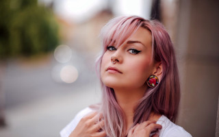 Pink hair portrait city bokeh - christen dalsgaard free wallpaper