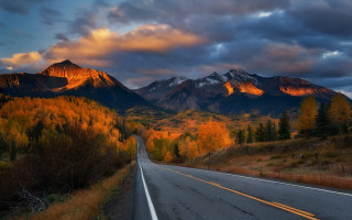 Mountain road cloudy sky autumn - beautiful landscape free wallpaper