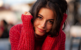 Woman red sweater portrait blurry - a red sweater free wallpaper for desktop