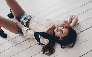 Elina karimova fashion portrait brick 2 - her shoe free wallpaper for desktop