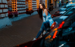Woman sitting car parkinglot cityscape - parked free wallpaper for desktop
