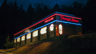 Lit building red blue sign - twin peak free wallpaper
