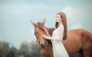Woman white dress horse deer - chen rong free wallpaper