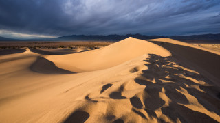 Desert sand dune sky clouds 2 - a large sand dune free wallpaper