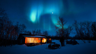 Cabin green aurora snow night - a green aurora free wallpaper