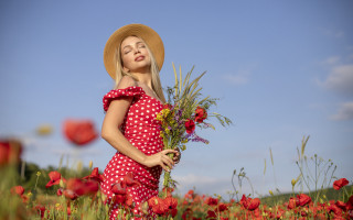 Woman red dress hat flower - a bouquet of flowers free wallpaper for desktop