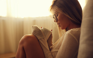 Woman couch reading sunset warm - a book in her hands free wallpaper