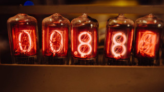 Red lights glass container clock - 8 k free wallpaper