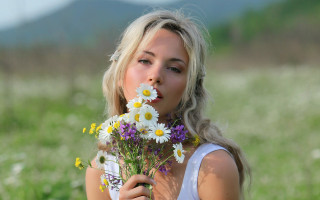 Woman flower bouquet smoke mountain - her lip free wallpaper