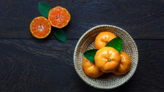 Basket orange leaves slices table - a table top free wallpaper