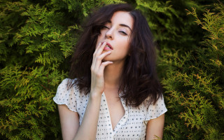 Woman posing bush hands mouthed - a bush free wallpaper