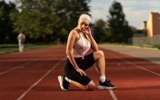 Woman tennis court phone watch - a tennis court free wallpaper