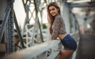 Elina karimova bridge portrait blurry - her shirt free wallpaper