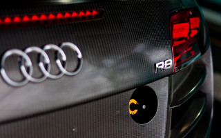 Car emblem tiltshift depthoffield fence - sticker free wallpaper for desktop