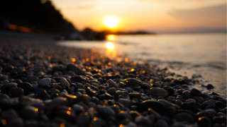 Beach sunset rocks tiltshift ember - a sunset in the background free wallpaper for desktop