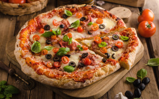 Pizza olives tomatoes wooden board - coppo di marcovaldo free wallpaper