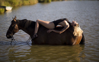 Woman horse water bathing suit - the horse free wallpaper