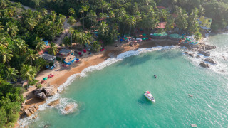 Boat beach palm house tiltshift - the water near a beach free wallpaper