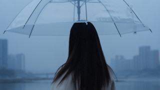 Woman umbrella rain foggy scenery - chen rong free wallpaper