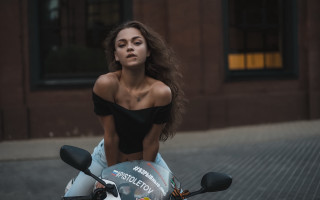 Elina karimova motorcycle portrait blurry - a black top free wallpaper