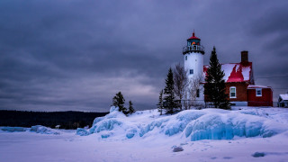 Lighthouse ice snow winter cloudy - a red roof free wallpaper