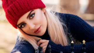 Blonde woman red hat chess - a red hat free wallpaper
