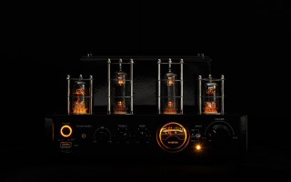 Black amplifier three lights yellow - a yellow light free wallpaper for desktop