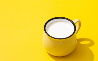 Yellow cup white substance shadow - cui bai free wallpaper for desktop