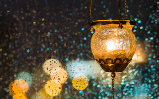 Lantern rainy window bokeh city - a lantern free wallpaper