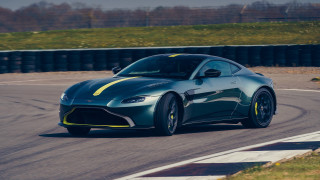 Green sports car yellow stripes - yellow stripe free wallpaper