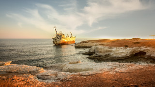Large boat rocky shore cliff - a cliff in the background free wallpaper