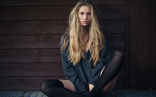 Woman sitting blonde blue eyes 3 - arabesque free wallpaper