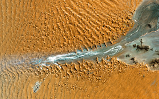 Ocean sand dunes boat space - a small boat free wallpaper