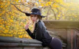 Woman black hat jacket posing - a black hat free wallpaper
