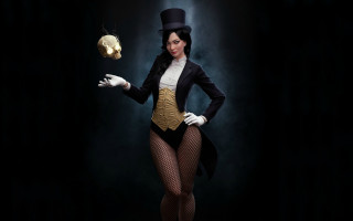 Gothic woman skull golden object - a woman in a costume holding free wallpaper for desktop