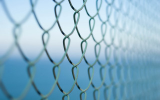 Chain link fence ocean blurry - mesh wire free wallpaper