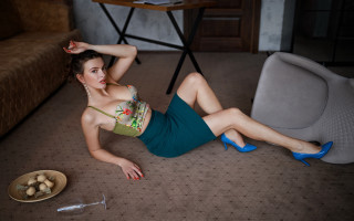 Woman crossed legs food fashion - a plate of food free wallpaper for desktop