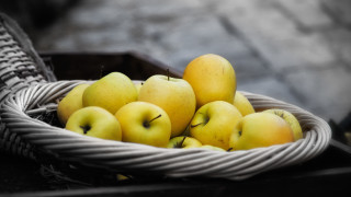 Basket apples table black background - a table next free wallpaper