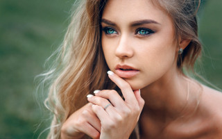 Blue eyes woman ring field - perfect eye free wallpaper
