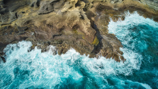 Ocean cliff waves birdseye storm - a rocky cliff free wallpaper